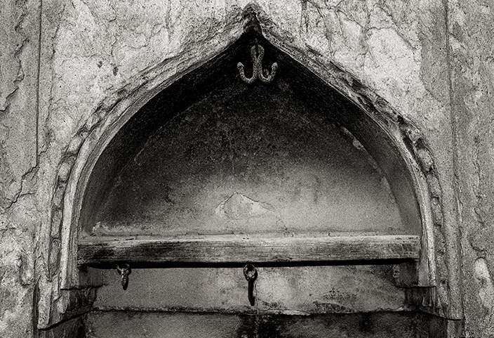 Arches-in-abandoned-house-2